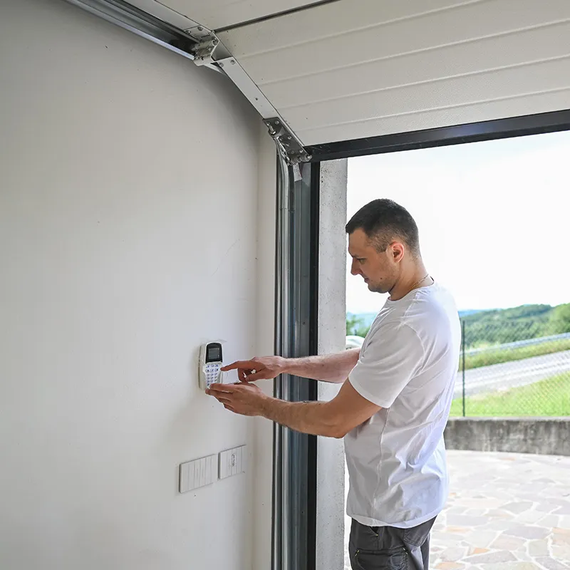 professional garage door installers working in Las Vegas